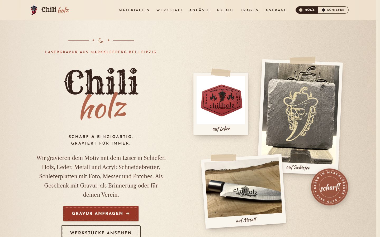 Startseite von chiliholz.de: Schriftzug „Chili holz“ auf hellem Papiergrund, „Lasergravur aus Markkleeberg bei Leipzig“ und der Knopf „Gravur anfragen“, daneben Polaroids mit Gravuren auf Leder, Schiefer und Metall.