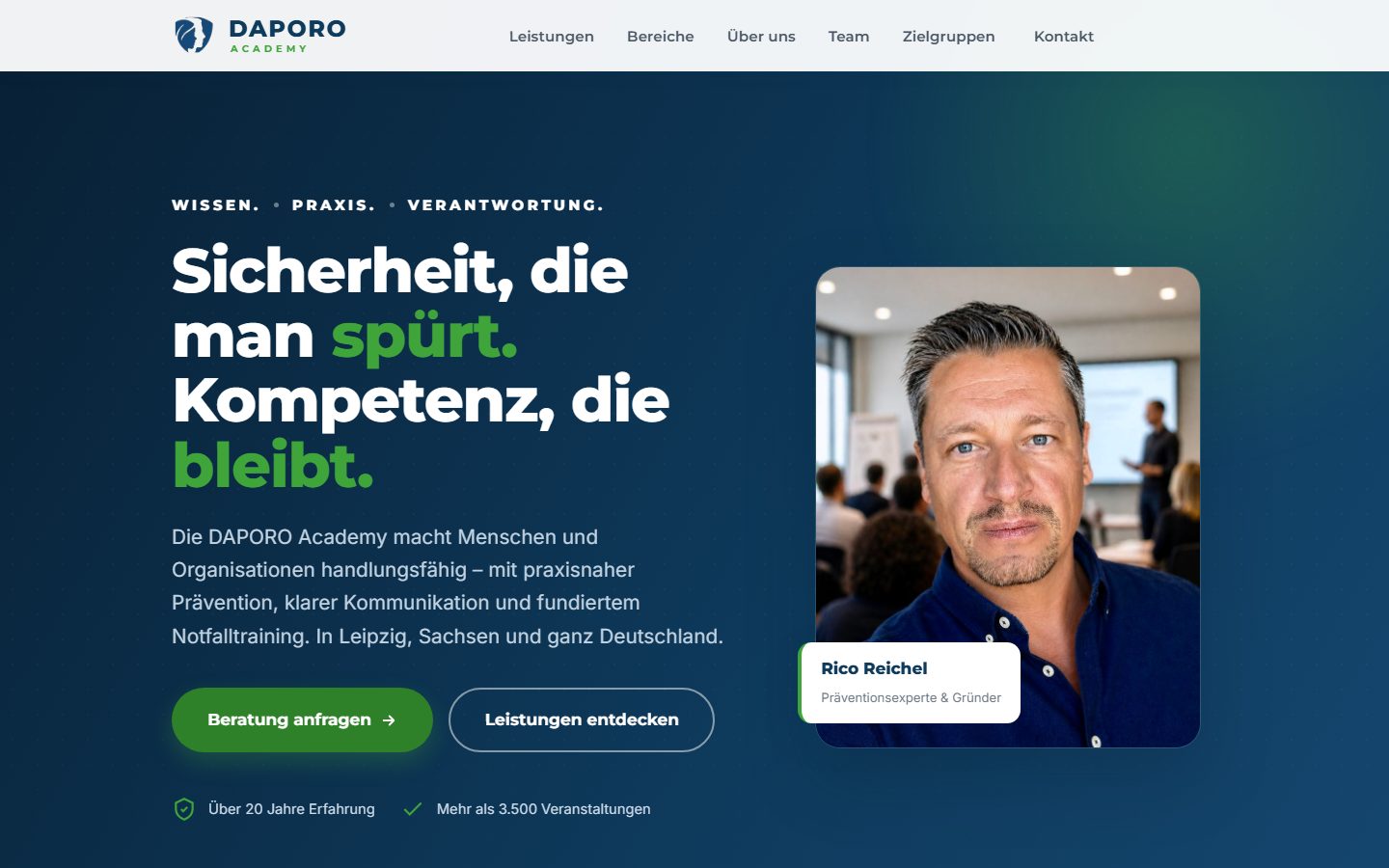 Startseite von daporo.de: dunkelblaue Bühne mit „Sicherheit, die man spürt. Kompetenz, die bleibt.“, daneben ein Porträt des Gründers Rico Reichel und die Knöpfe „Beratung anfragen“ und „Leistungen entdecken“.