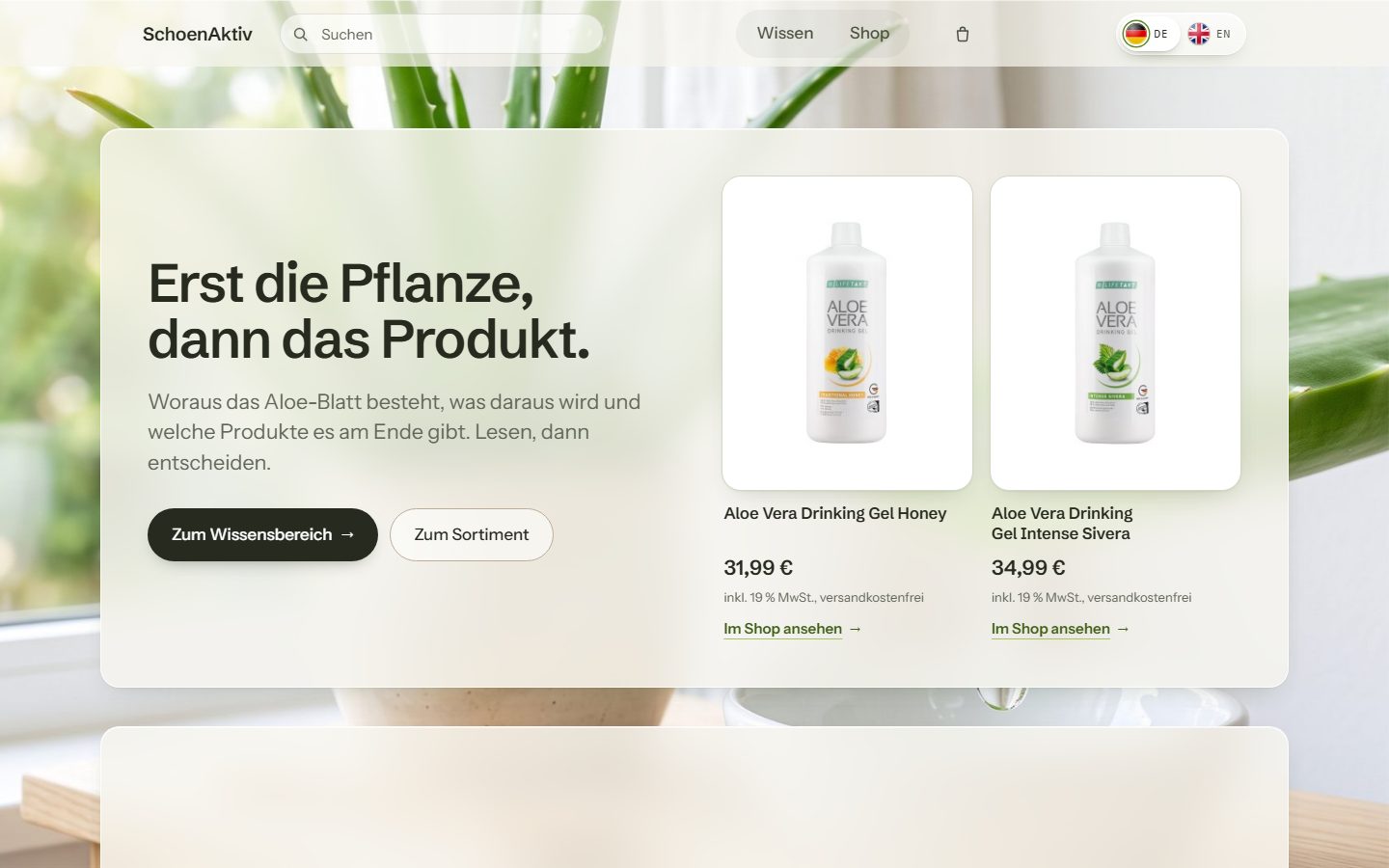 Startseite von schoenaktiv.de: Aloe-Vera-Pflanze im Hintergrund, davor „Erst die Pflanze, dann das Produkt.“ mit den Knöpfen „Zum Wissensbereich“ und „Zum Sortiment“ und zwei Aloe-Vera-Trinkgelen mit Preis.